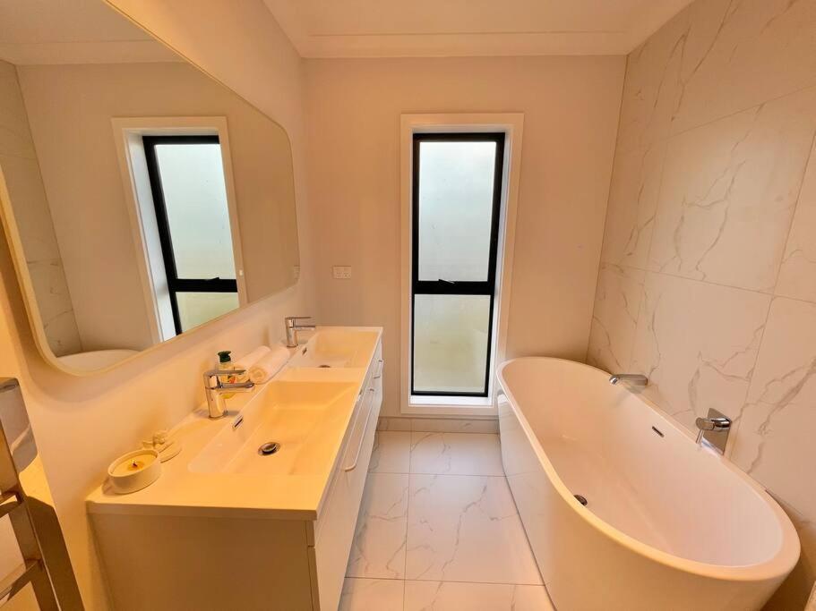Morden Spacious New House Гамильтон Экстерьер фото